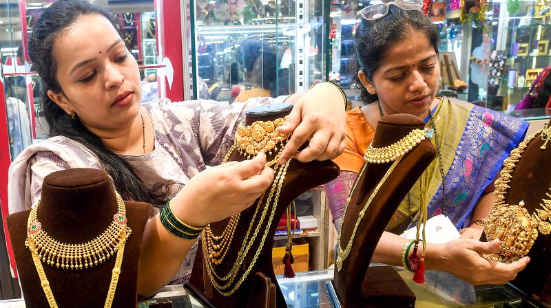 कच्चे तेल में गिरावट के बीच हफ्ते भर में सोने की कीमतों में 5 प्रतिशत से ज्यादा की उछाल, चांदी में हल्की गिरावट कच्चे तेल में गिरावट के बीच हफ्ते भर में सोने की कीमतों में 5 प्रतिशत से ज्यादा की उछाल, चांदी में हल्की गिरावट