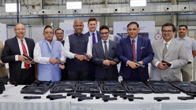 अदाणी डिफेंस ने भारतीय सेना को 2,000 स्वदेशी 'प्रहार' लाइट मशीन गन सौंपकर हासिल की बड़ी उपलब्धि, वैश्विक संघर्षों के बीच कसी कमर अदाणी डिफेंस ने भारतीय सेना को 2,000 स्वदेशी 'प्रहार' लाइट मशीन गन सौंपकर हासिल की बड़ी उपलब्धि, वैश्विक संघर्षों के बीच कसी कमर
