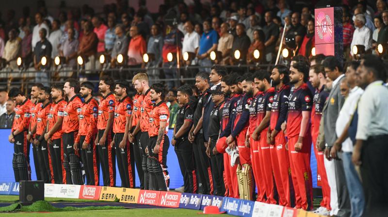 IPL 2026: 1 मिनट के लिए शांत हो गया एम. चिन्नास्वामी स्टेडियम, पिछले सीजन भगदड़ में जान गंवाने वाले 11 प्रशंसकों को दी गई श्रद्धांजलि IPL 2026: 1 मिनट के लिए शांत हो गया एम. चिन्नास्वामी स्टेडियम, पिछले सीजन भगदड़ में जान गंवाने वाले 11 प्रशंसकों को दी गई श्रद्धांजलि