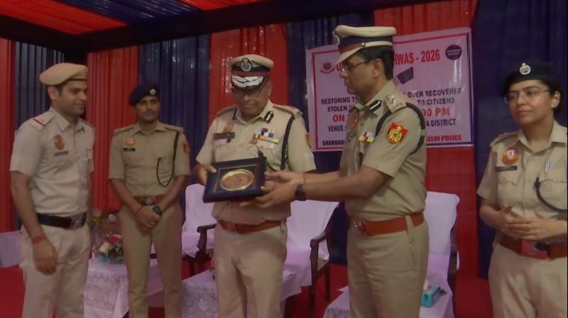 ऑपरेशन विश्वास: दिल्ली की शाहदरा पुलिस ने चोरी किए गए 1600 मोबाइल मालिकों को लौटाए ऑपरेशन विश्वास: दिल्ली की शाहदरा पुलिस ने चोरी किए गए 1600 मोबाइल मालिकों को लौटाए