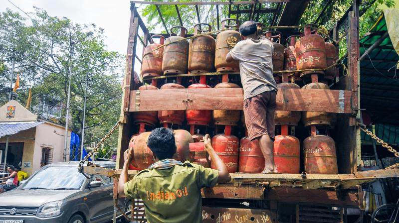 एक दिन में 54 लाख से ज्यादा एलपीजी सिलेंडर डिलीवर किए गए, पेट्रोल और डीजल का पर्याप्त स्टॉक मौजूद: सरकार एक दिन में 54 लाख से ज्यादा एलपीजी सिलेंडर डिलीवर किए गए, पेट्रोल और डीजल का पर्याप्त स्टॉक मौजूद: सरकार