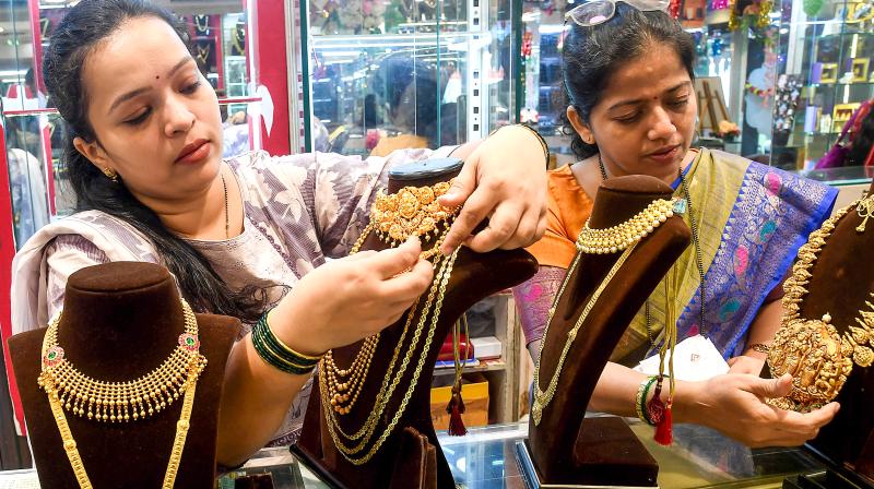 सोने और चांदी में जोरदार उछाल; कीमतें 8,500 रुपए तक बढ़ीं सोने और चांदी में जोरदार उछाल; कीमतें 8,500 रुपए तक बढ़ीं