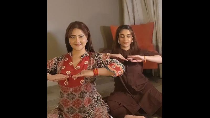 'धुरंधर' के गाने पर रश्मि देसाई ने किया कथक डांस, एक्सप्रेशन ने जीता फैंस का दिल 'धुरंधर' के गाने पर रश्मि देसाई ने किया कथक डांस, एक्सप्रेशन ने जीता फैंस का दिल