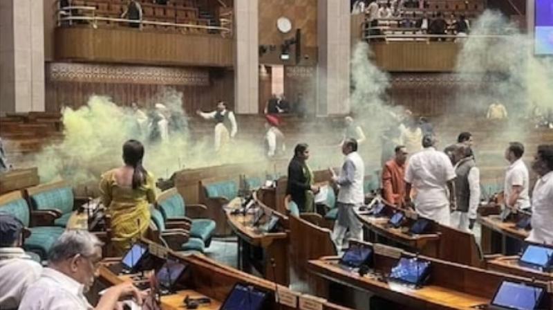 आतंकी हमले की 22वीं बरसी पर एक बार फिर संसद की सुरक्षा ध्वस्त करते हुए ‘हमला’ हो गया। आतंकी हमले की 22वीं बरसी पर एक बार फिर संसद की सुरक्षा ध्वस्त करते हुए ‘हमला’ हो गया।