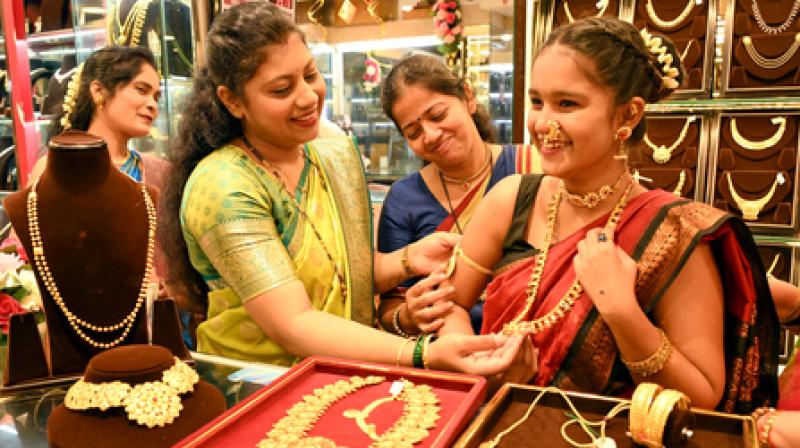 सोना-चांदी सस्ते में खरीदने का मौका; कीमतें करीब 8,000 रुपए तक घटीं सोना-चांदी सस्ते में खरीदने का मौका; कीमतें करीब 8,000 रुपए तक घटीं