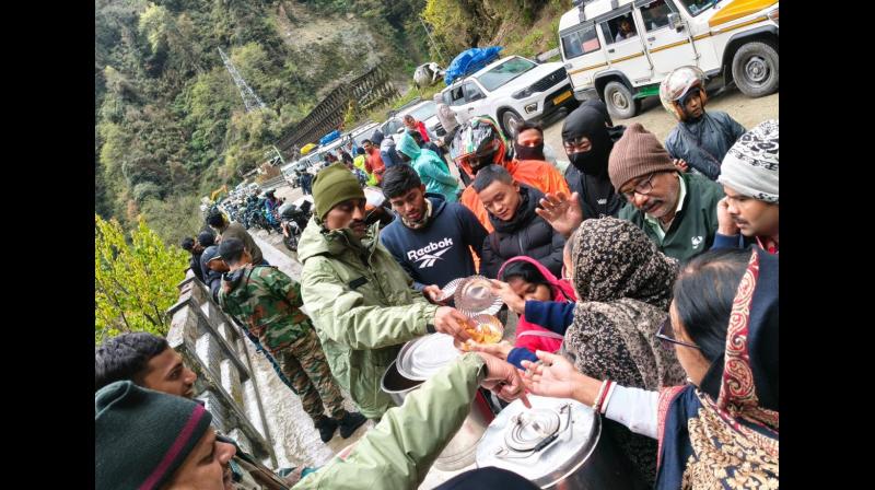 उत्तरी सिक्किम में भूस्खलन के बाद सेना ने सभी पर्यटकों और स्थानीय लोगों को बचाया उत्तरी सिक्किम में भूस्खलन के बाद सेना ने सभी पर्यटकों और स्थानीय लोगों को बचाया