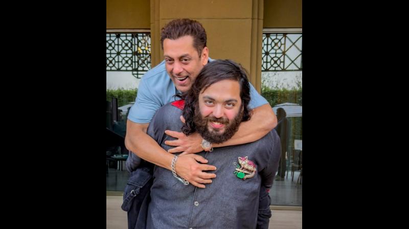 अनंत अंबानी की पीठ पर चढ़े सलमान खान, बोले- लिख लो, यह आदमी देश को भी उठाएगा अनंत अंबानी की पीठ पर चढ़े सलमान खान, बोले- लिख लो, यह आदमी देश को भी उठाएगा