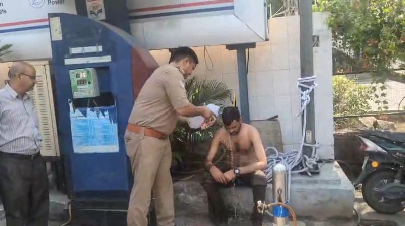 नोएडा: आत्मदाह की कोशिश नाकाम, पुलिस की तत्परता से बची युवक की जान नोएडा: आत्मदाह की कोशिश नाकाम, पुलिस की तत्परता से बची युवक की जान