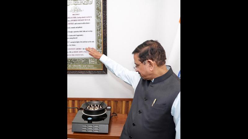 सोलर वाला इलेक्ट्रिक फ्लेम स्टोव कम कर सकता है एलपीजी का इस्तेमाल: प्रह्लाद जोशी सोलर वाला इलेक्ट्रिक फ्लेम स्टोव कम कर सकता है एलपीजी का इस्तेमाल: प्रह्लाद जोशी