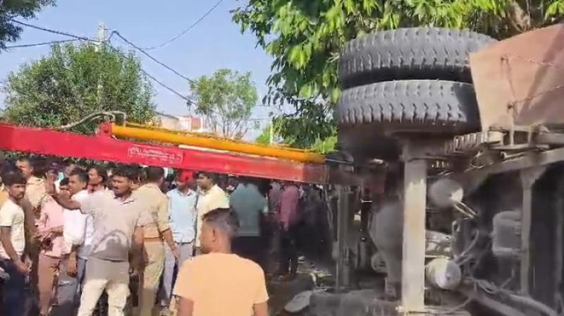 कन्नौज में कोयले से भरा ट्रक पलटा, दो लोगों की मौके पर मौत कन्नौज में कोयले से भरा ट्रक पलटा, दो लोगों की मौके पर मौत