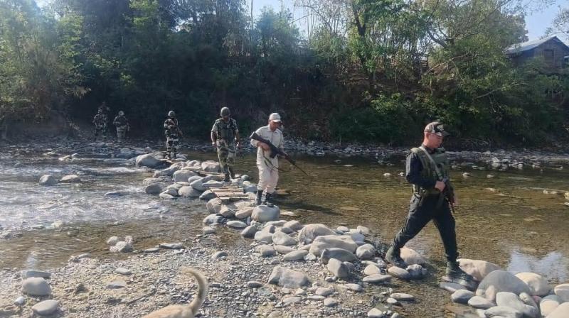 बीएसएफ जवान की हत्या के बाद मणिपुर में तलाशी अभियान जारी, 21 अवैध बंकर नष्ट किए गए बीएसएफ जवान की हत्या के बाद मणिपुर में तलाशी अभियान जारी, 21 अवैध बंकर नष्ट किए गए