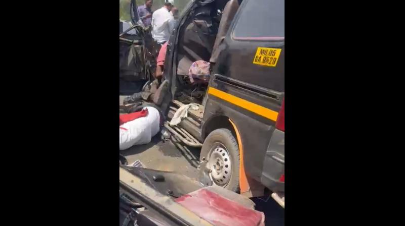 मुंबई के कल्याण में डंपर और ईको कार की टक्कर, नौ लोगों की मौत