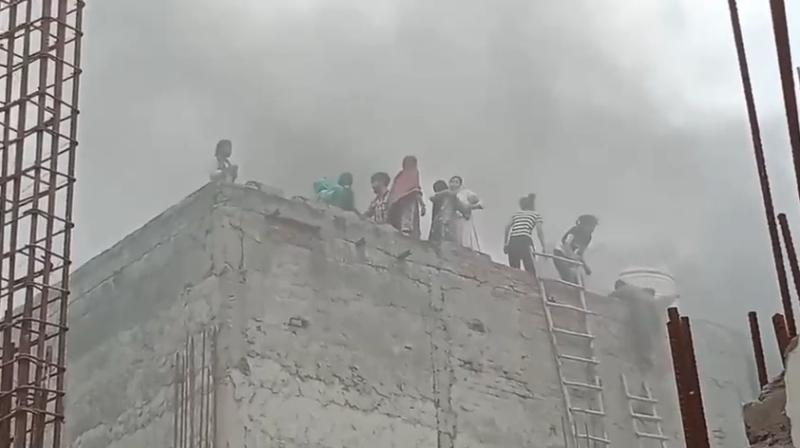 सिलेंडर ब्लास्ट से बिल्डिंग में लगी भीषण आग, फायर विभाग ने समय रहते पाया काबू