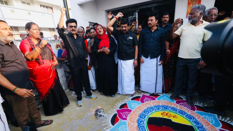सीएम स्टालिन ने जलाई परिसीमन प्रस्ताव की प्रति, काला झंडा लगाकर किया विरोध सीएम स्टालिन ने जलाई परिसीमन प्रस्ताव की प्रति, काला झंडा लगाकर किया विरोध