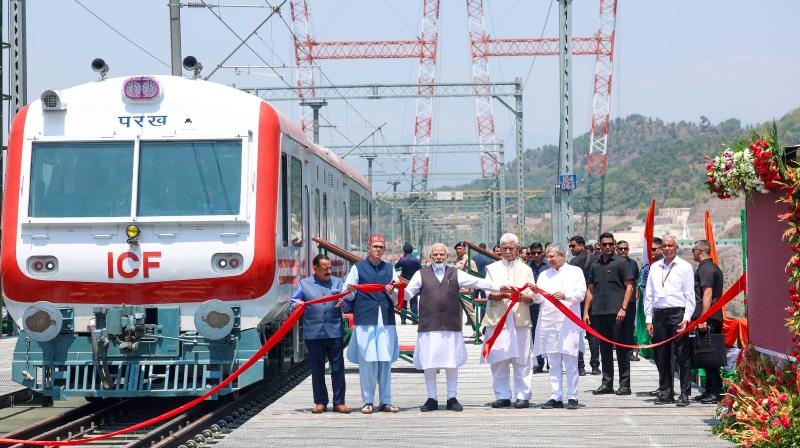 भारतीय रेलवे लगातार सुधार और तकनीक के जरिए नए मानक स्थापित कर रहा है: पीएम मोदी भारतीय रेलवे लगातार सुधार और तकनीक के जरिए नए मानक स्थापित कर रहा है: पीएम मोदी