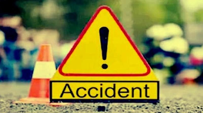 टायर फटने से एनएच-27 पर पलटी दिल्ली से आ रही बस, दर्जनभर यात्री घायल टायर फटने से एनएच-27 पर पलटी दिल्ली से आ रही बस, दर्जनभर यात्री घायल