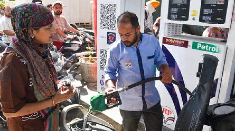 केंद्र ने पेट्रोल-डीजल की कीमत बढ़ने वाली रिपोर्ट्स को खारिज किया, कहा-ऐसा कोई प्रस्ताव विचाराधीन नहीं