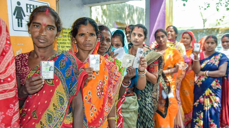 पश्चिम बंगाल में 3 बजे तक 78.77 और तमिलनाडु में 70 फीसदी मतदान, सुरक्षा के कड़े इंतजाम
