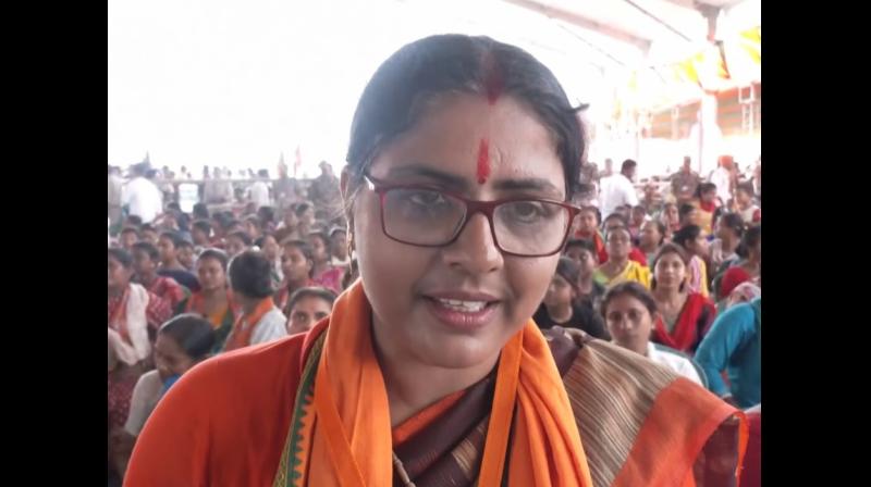 पीएम मोदी के लिए बांग्ला में लिखी किताब, अनोखा तोहफा लेकर बारुईपुर सभा में पहुंची प्रशंसक पीएम मोदी के लिए बांग्ला में लिखी किताब, अनोखा तोहफा लेकर बारुईपुर सभा में पहुंची प्रशंसक