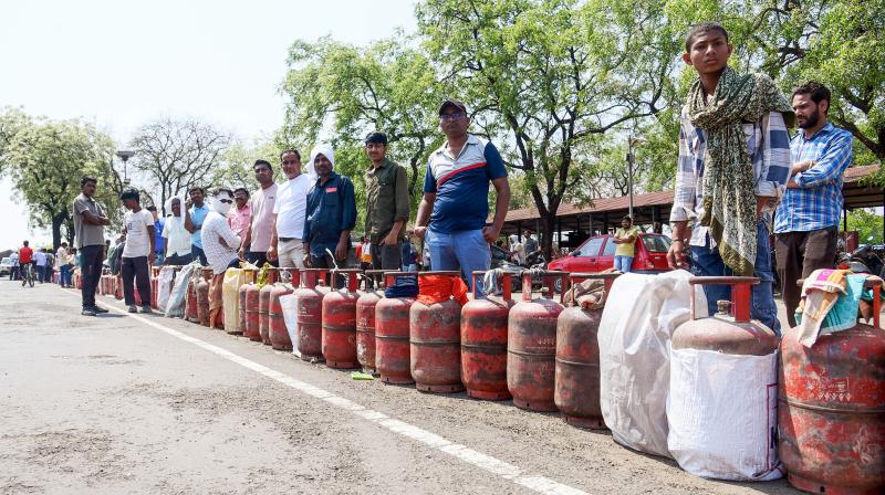 देश में एलपीजी की सप्लाई सामान्य, अप्रैल में अब तक 17.83 लाख छोटे सिलेंडर बिके: केंद्र देश में एलपीजी की सप्लाई सामान्य, अप्रैल में अब तक 17.83 लाख छोटे सिलेंडर बिके: केंद्र