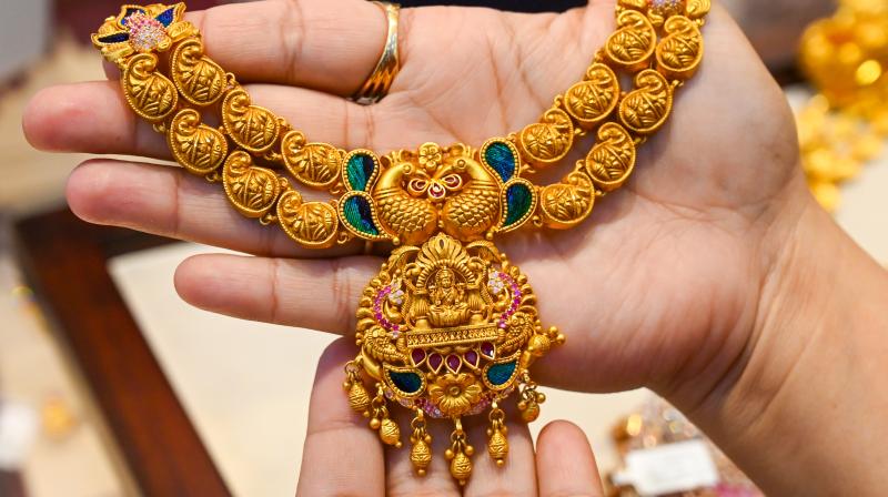 मुनाफावसूली के चलते कीमती धातुओं में आई गिरावट, एक हफ्ते में सोना 500 रुपए तो चांदी 7,000 रुपए से ज्यादा फिसली