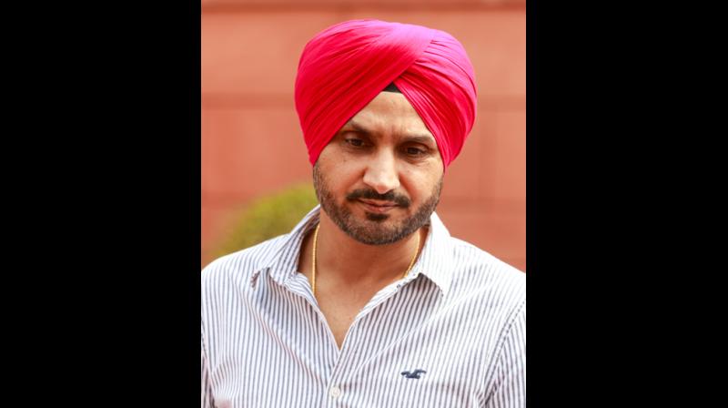 पंजाब सरकार ने हरभजन सिंह से सुरक्षा वापस ली, घर के बाहर से हटे सुरक्षाकर्मी पंजाब सरकार ने हरभजन सिंह से सुरक्षा वापस ली, घर के बाहर से हटे सुरक्षाकर्मी