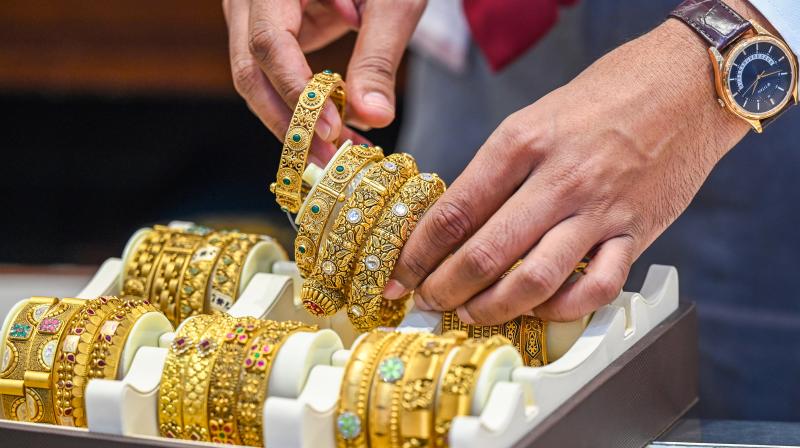 अमेरिका-ईरान में बढ़ते तनाव से सोने और चांदी में खरीदारी, डॉलर भी मजबूत अमेरिका-ईरान में बढ़ते तनाव से सोने और चांदी में खरीदारी, डॉलर भी मजबूत