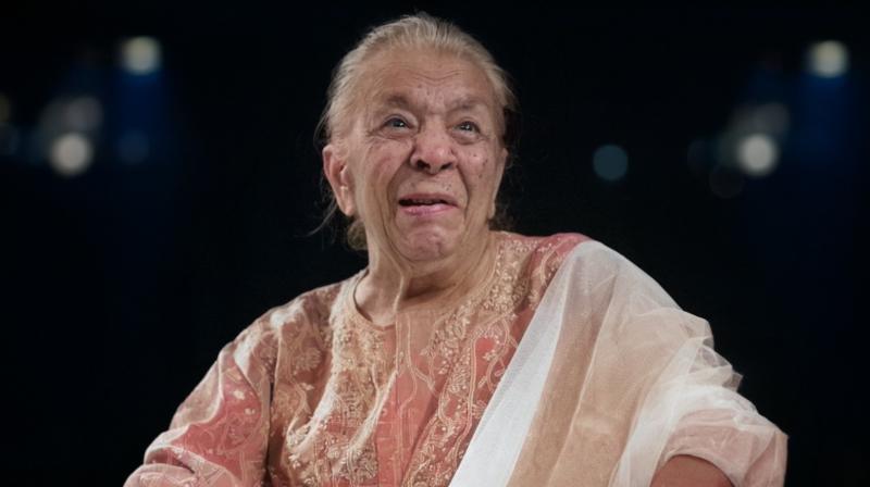 अपने से 8 साल छोटे हिंदू कलाकार से प्यार कर बनीं जोहरा सहगल, समाज की बंदिशों को तोड़कर लिखी अनोखी प्रेम कहानी अपने से 8 साल छोटे हिंदू कलाकार से प्यार कर बनीं जोहरा सहगल, समाज की बंदिशों को तोड़कर लिखी अनोखी प्रेम कहानी