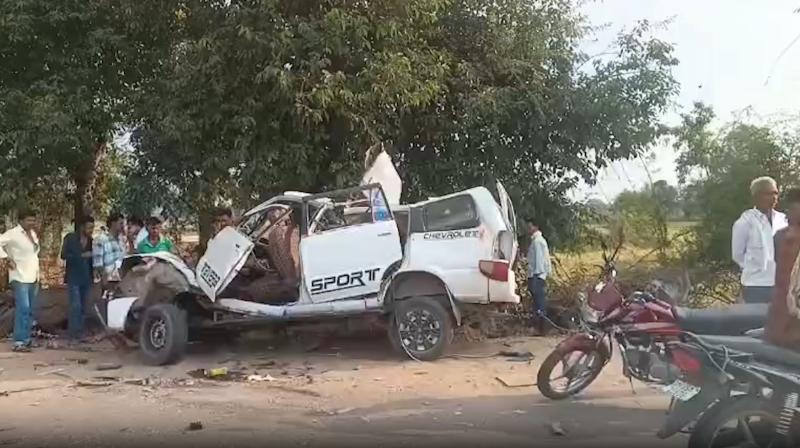 मध्य प्रदेश: नर्मदापुरम में ट्रैक्टर-ट्रॉली से टकराई तेज रफ्तार एसयूवी, 5 लोगों की मौत मध्य प्रदेश: नर्मदापुरम में ट्रैक्टर-ट्रॉली से टकराई तेज रफ्तार एसयूवी, 5 लोगों की मौत