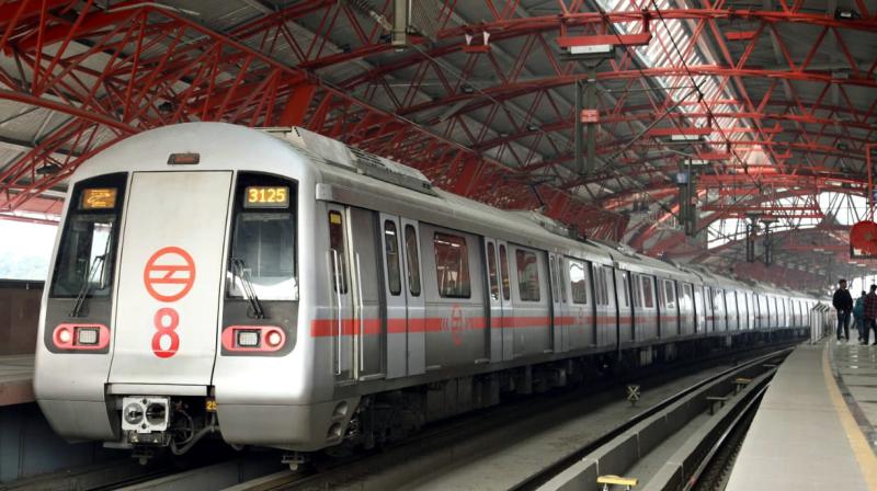 दिल्ली के उत्तम नगर ईस्ट स्टेशन पर नाबालिग ने लगाई मेट्रो के आगे छलांग, मौत दिल्ली के उत्तम नगर ईस्ट स्टेशन पर नाबालिग ने लगाई मेट्रो के आगे छलांग, मौत