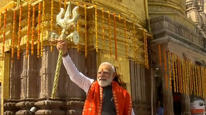 पीएम मोदी ने काशी विश्वनाथ मंदिर में किया दर्शन-पूजन, बच्चों से मिले, गूंजे 'हर हर महादेव' के जयकारे पीएम मोदी ने काशी विश्वनाथ मंदिर में किया दर्शन-पूजन, बच्चों से मिले, गूंजे 'हर हर महादेव' के जयकारे