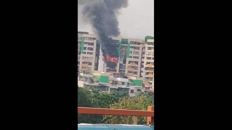 गाजियाबाद: हाईराइज सोसायटी के फ्लैट में लगी भीषण आग, दमकल की कई गाजियाबाद: हाईराइज सोसायटी के फ्लैट में लगी भीषण आग, दमकल की कई