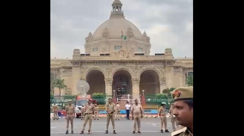 यूपी विधानमंडल में महिला आरक्षण पर जमकर हंगामा, सपा-भाजपा आमने-सामने यूपी विधानमंडल में महिला आरक्षण पर जमकर हंगामा, सपा-भाजपा आमने-सामने