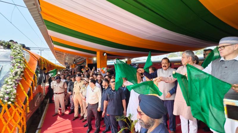 जम्मू-कश्मीर: रेल मंत्री अश्विनी वैष्णव ने जम्मू से श्रीनगर के लिए पहली वंदे भारत ट्रेन को दिखाई हरी झंडी जम्मू-कश्मीर: रेल मंत्री अश्विनी वैष्णव ने जम्मू से श्रीनगर के लिए पहली वंदे भारत ट्रेन को दिखाई हरी झंडी