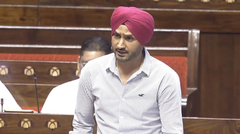 पंजाब-हरियाणा हाई कोर्ट पहुंचे हरभजन सिंह, सुरक्षा हटाने के फैसले को दी चुनौती पंजाब-हरियाणा हाई कोर्ट पहुंचे हरभजन सिंह, सुरक्षा हटाने के फैसले को दी चुनौती