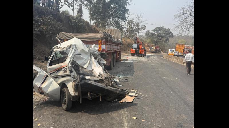 गुजरात के वलसाड में भीषण सड़क हादसा, एक ही परिवार के सात लोगों की मौत गुजरात के वलसाड में भीषण सड़क हादसा, एक ही परिवार के सात लोगों की मौत