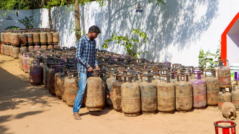 मध्य पूर्व तनाव के बीच पेट्रोल-डीजल के दाम स्थिर, एलपीजी की सप्लाई सामान्य: सरकार