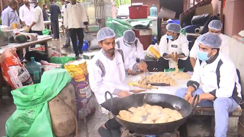 रुझानों से उत्साहित भाजपा, भाजपा ऑफिस में तली जा रही पूड़ियां और बन रुझानों से उत्साहित भाजपा, भाजपा ऑफिस में तली जा रही पूड़ियां और बन