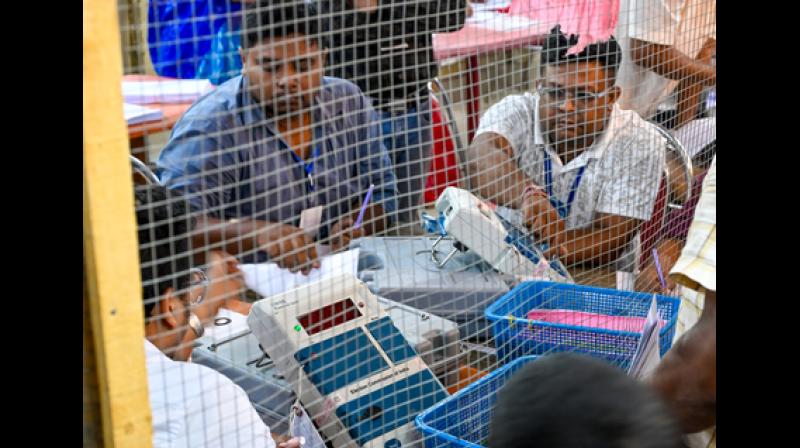 विधानसभा उपचुनाव: रुझान में पांच राज्यों की 7 सीटों पर भाजपा को बढ़त, विधानसभा उपचुनाव: रुझान में पांच राज्यों की 7 सीटों पर भाजपा को बढ़त,