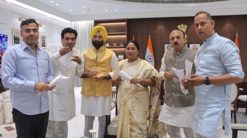 पश्चिम बंगाल में जीत के करीब भाजपा, दिल्ली सीएम रेखा गुप्ता ने की ‘झालमुरी-रसगुल्ला पार्टी’