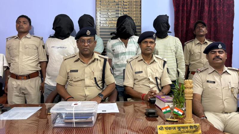 नवादा में पुलिस ने चार साइबर अपराधियों को किया गिरफ्तार, लोन दिलाने के नाम पर कर रहे थे ठगी नवादा में पुलिस ने चार साइबर अपराधियों को किया गिरफ्तार, लोन दिलाने के नाम पर कर रहे थे ठगी