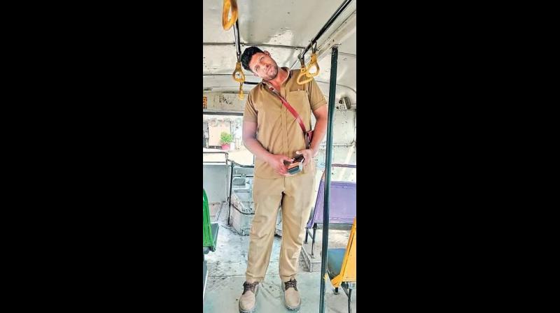 तेलंगाना में ज्यादा लंबाई वाले बस कंडक्टर को आरटीसी में दी गई तेलंगाना में ज्यादा लंबाई वाले बस कंडक्टर को आरटीसी में दी गई