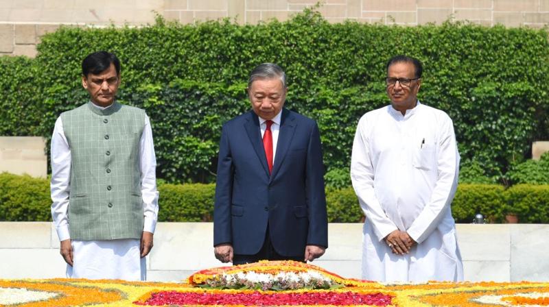वियतनाम के राष्ट्रपति टो लाम ने राजघाट पर महात्मा गांधी को पुष्पांजलि वियतनाम के राष्ट्रपति टो लाम ने राजघाट पर महात्मा गांधी को पुष्पांजलि