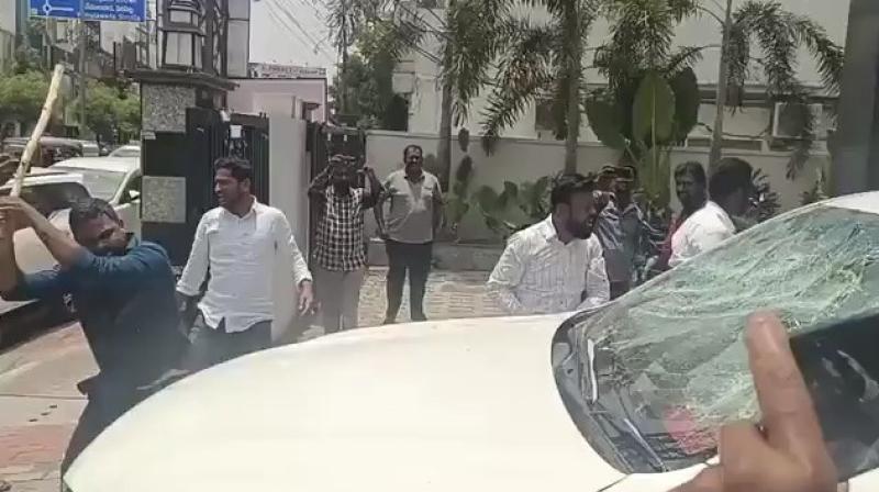 तेलंगाना: करीमनगर में बीआरएस विधायक के कार्यालय पर हमले का प्रयास, तेलंगाना: करीमनगर में बीआरएस विधायक के कार्यालय पर हमले का प्रयास,