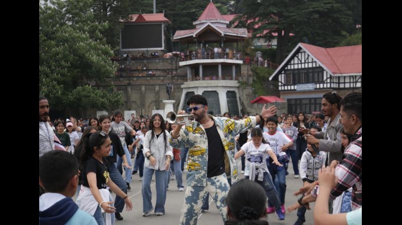 'दादी की शादी' रिव्यू: नीतू कपूर और कपिल शर्मा ने इमोशन, कॉमेडी और पारिवारिक उलझनों के बीच जीता दिल 'दादी की शादी' रिव्यू: नीतू कपूर और कपिल शर्मा ने इमोशन, कॉमेडी और पारिवारिक उलझनों के बीच जीता दिल