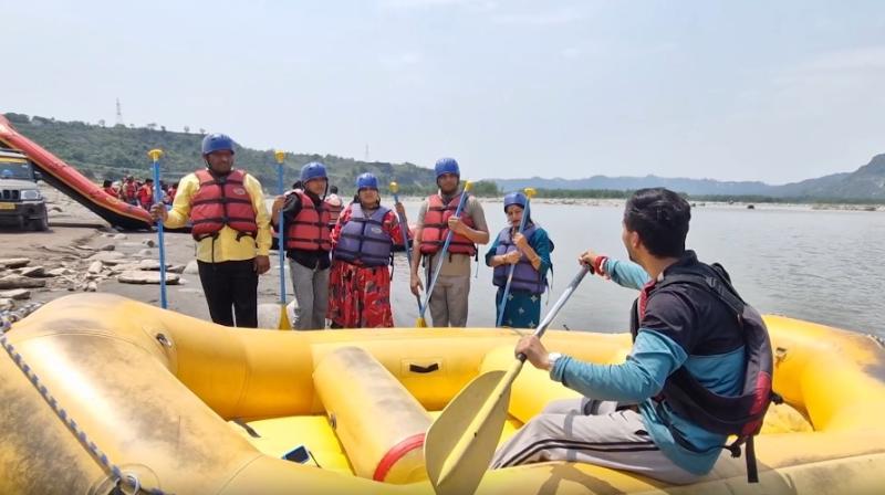 रियासी में उमड़ रहे पर्यटक, चिनाब में रिवर राफ्टिंग बनी आकर्षण का रियासी में उमड़ रहे पर्यटक, चिनाब में रिवर राफ्टिंग बनी आकर्षण का