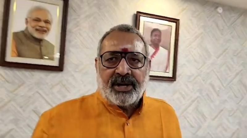 निशांत कुमार के बचाव में उतरे भाजपा के बड़े नेता, गिरिराज सिंह बोले- 'तेजस्वी क्या ही परिवारवाद के आरोप लगाएंगे' निशांत कुमार के बचाव में उतरे भाजपा के बड़े नेता, गिरिराज सिंह बोले- 'तेजस्वी क्या ही परिवारवाद के आरोप लगाएंगे'