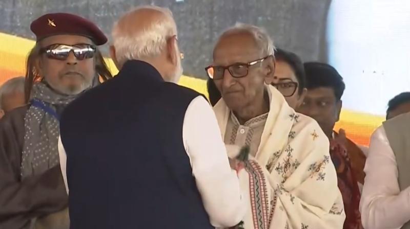 पश्चिम बंगाल : शपथ ग्रहण समारोह में पीएम मोदी ने लिया वरिष्ठ भाजपा पश्चिम बंगाल : शपथ ग्रहण समारोह में पीएम मोदी ने लिया वरिष्ठ भाजपा