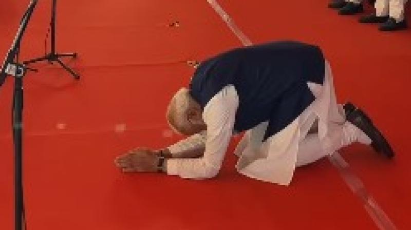 जनशक्ति को नमन: शपथ ग्रहण के मंच पर पीएम मोदी ने साष्टांग प्रणाम कर जताया जनता का आभार