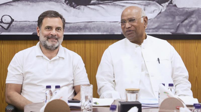 केरल के सीएम पर सस्पेंस बरकरार, तीन घंटे की बैठक के बाद भी नहीं निकला केरल के सीएम पर सस्पेंस बरकरार, तीन घंटे की बैठक के बाद भी नहीं निकला